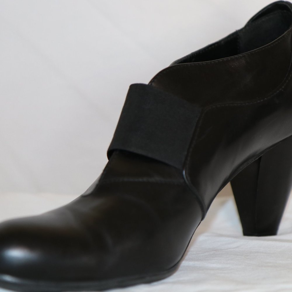 ARNOLD CHURGIN BLACK BOOTIES MADE IN ITALY SIZE 39 USED